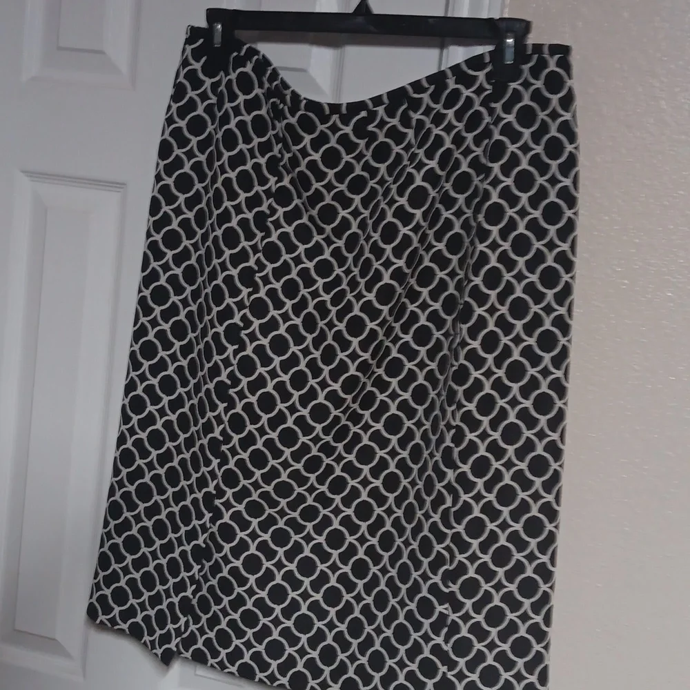 Ladies suit - Picture 5 of 6